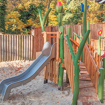 Lädt zum Rutschen und Staunen ein: Die mit Blumen geschmückte Rutsche auf dem Bienentreff-Spielplatz
