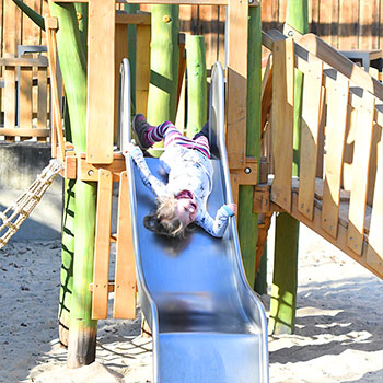 Beim Rutschen auf dem Bienentreff-Spielplatz ist (fast) alles erlaubt