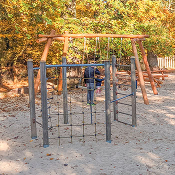 Das neue Klettergerüst auf dem "Rudelplatz" lädt zum Toben und Klettern ein