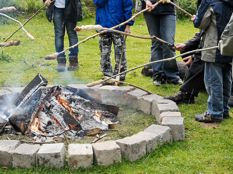 Stockbrot über dem Lagerfeuer: Nur beim Mittsommernachtsfest
